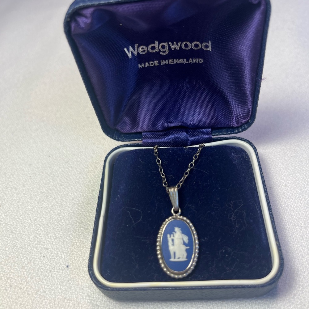 Vintage Wedgwood Cameo Pendant & Silver Cable Chain